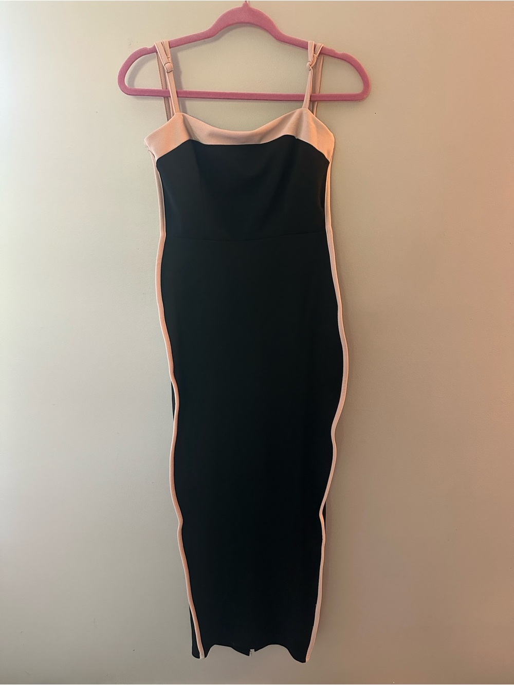 Selfie Leslie Black & Blush Colorblock Bodycon
Midi Dress Size L